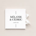 Load image into Gallery viewer, Détail typographie à empattement et lignes graphiques sur livre d’or mariage