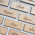 Load image into Gallery viewer, Décoration de table mariage élégante avec marque-place bois