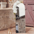 Charger l'image dans la visionneuse de la galerie, Sticker bienvenue mariage pour miroir arche utilisé lors d’une cérémonie élégante
