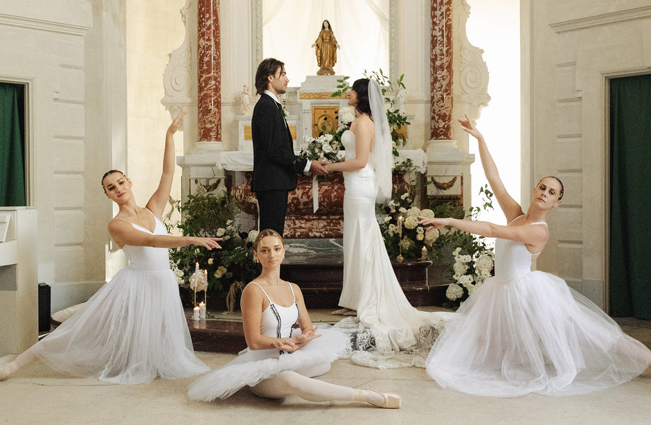 Cérémonie de mariage dans un château avec danseuses classiques et mise en scène artistique.