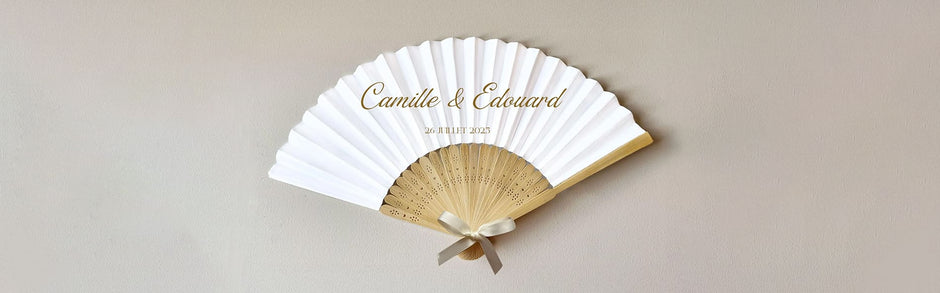 Éventail en papier personnalisé avec pompon, détail raffiné pour invités de mariage.