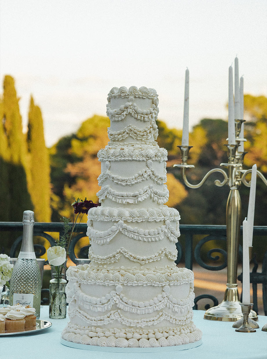 Pièce montée de mariage au château au style vintage et élégant.
