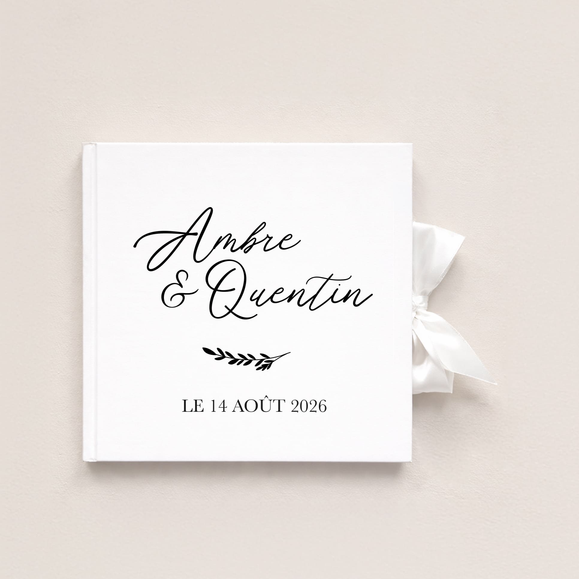Livre d’or mariage nature en papier blanc posé en extérieur
