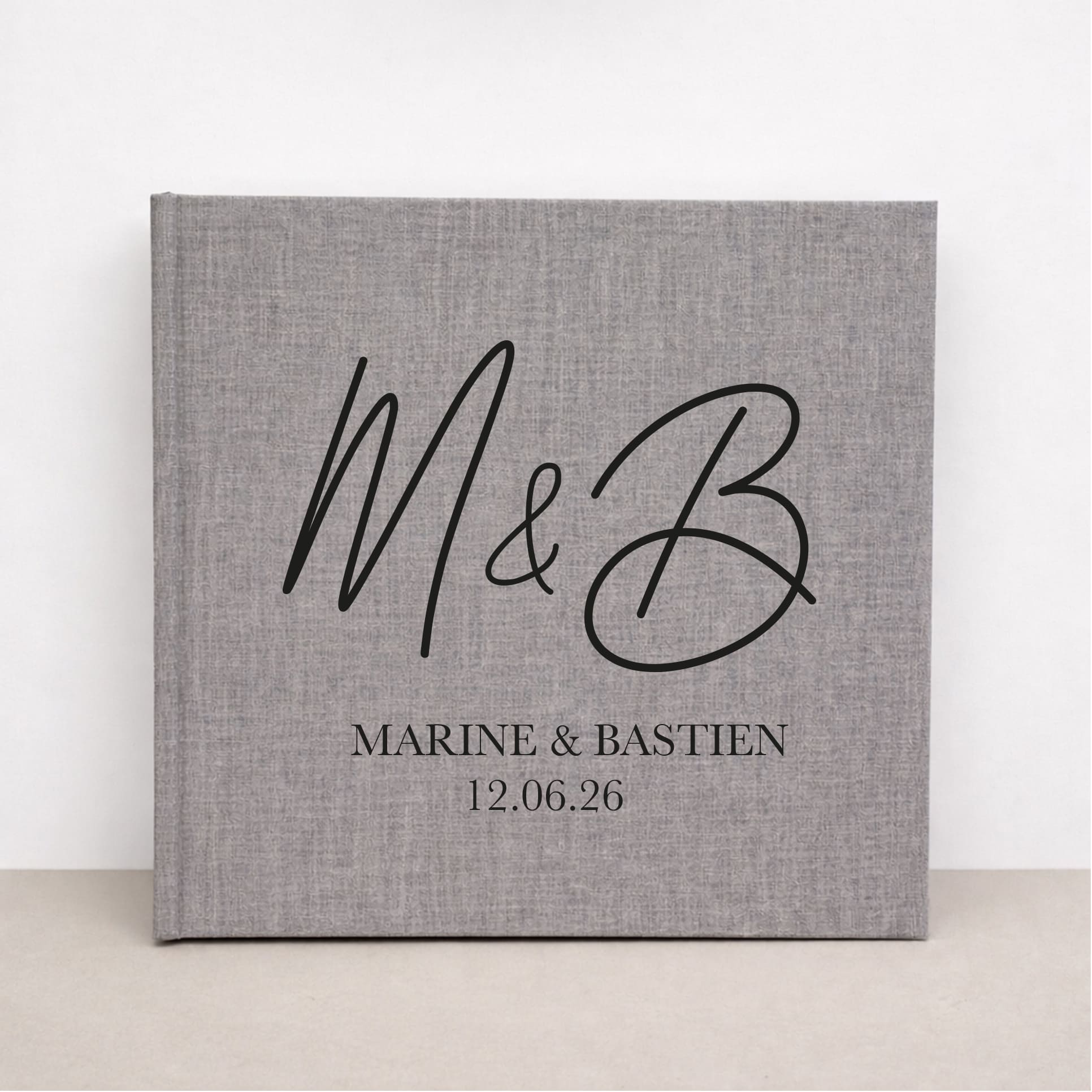 Livre d’or mariage personnalisé avec grandes initiales élégantes sur lin gris
