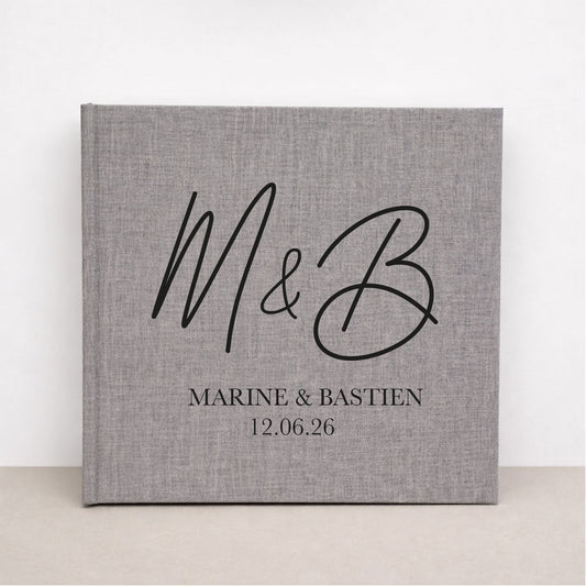 Livre d’or mariage personnalisé avec grandes initiales élégantes sur lin gris
