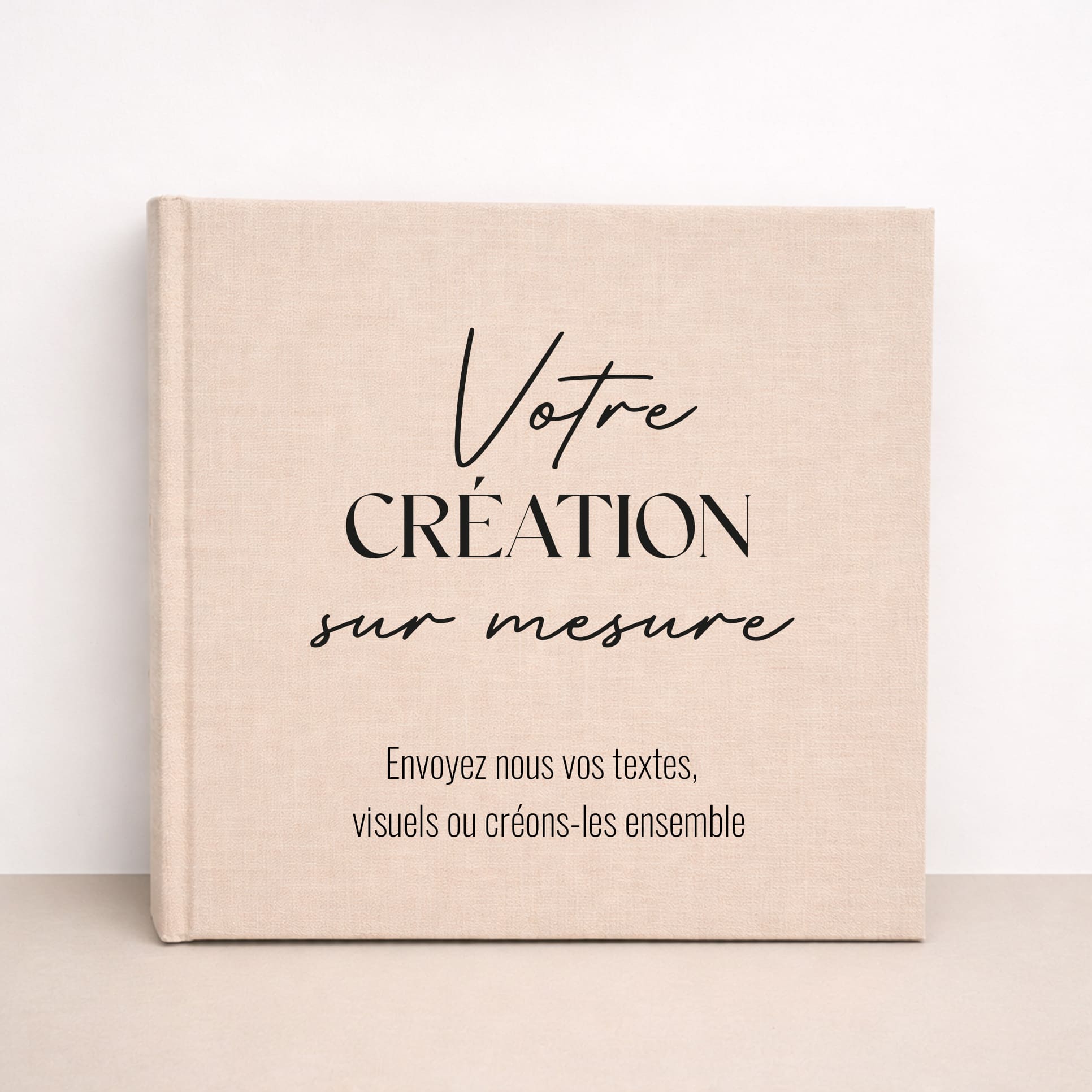 Livre d’or mariage en lin beige personnalisable, posé sur une table de réception