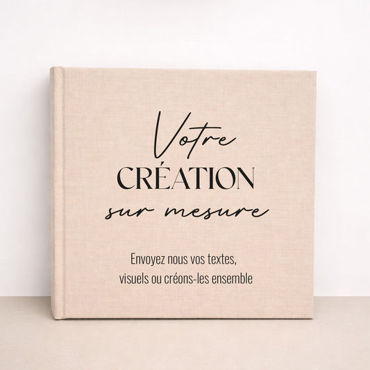 Livre d’or mariage en lin beige personnalisable, posé sur une table de réception