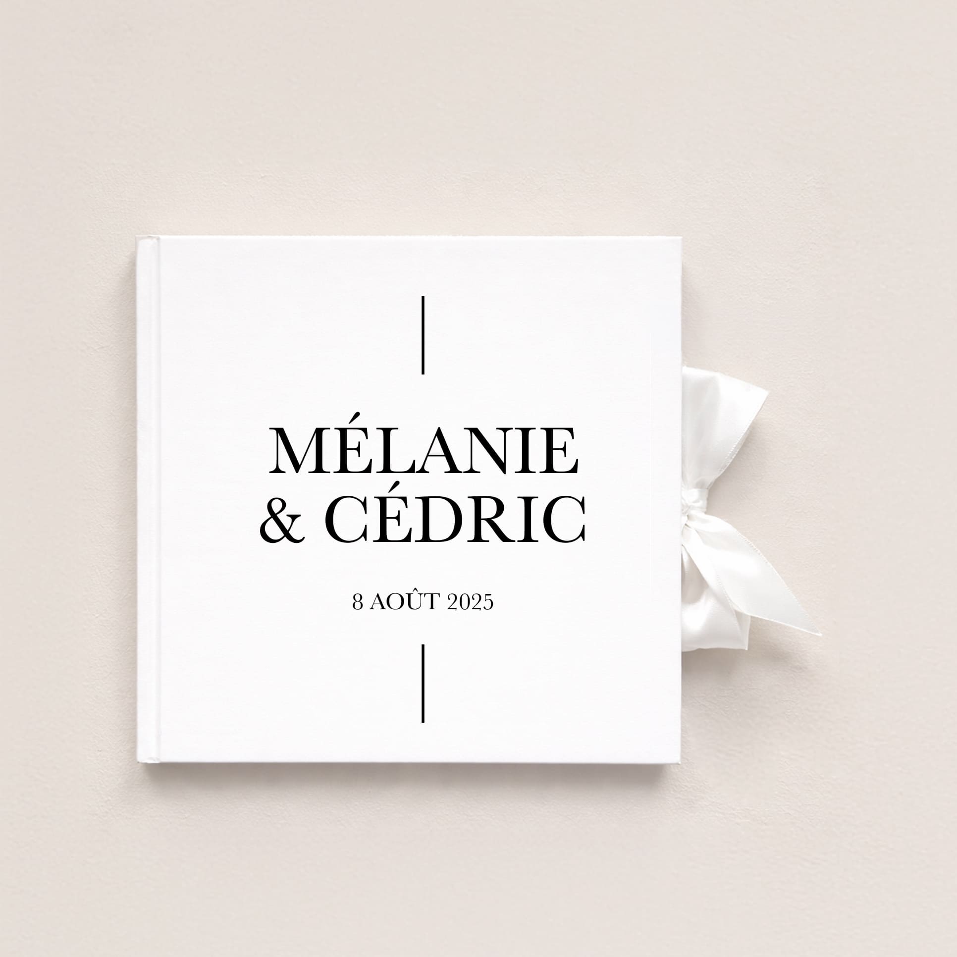 Détail typographie à empattement et lignes graphiques sur livre d’or mariage