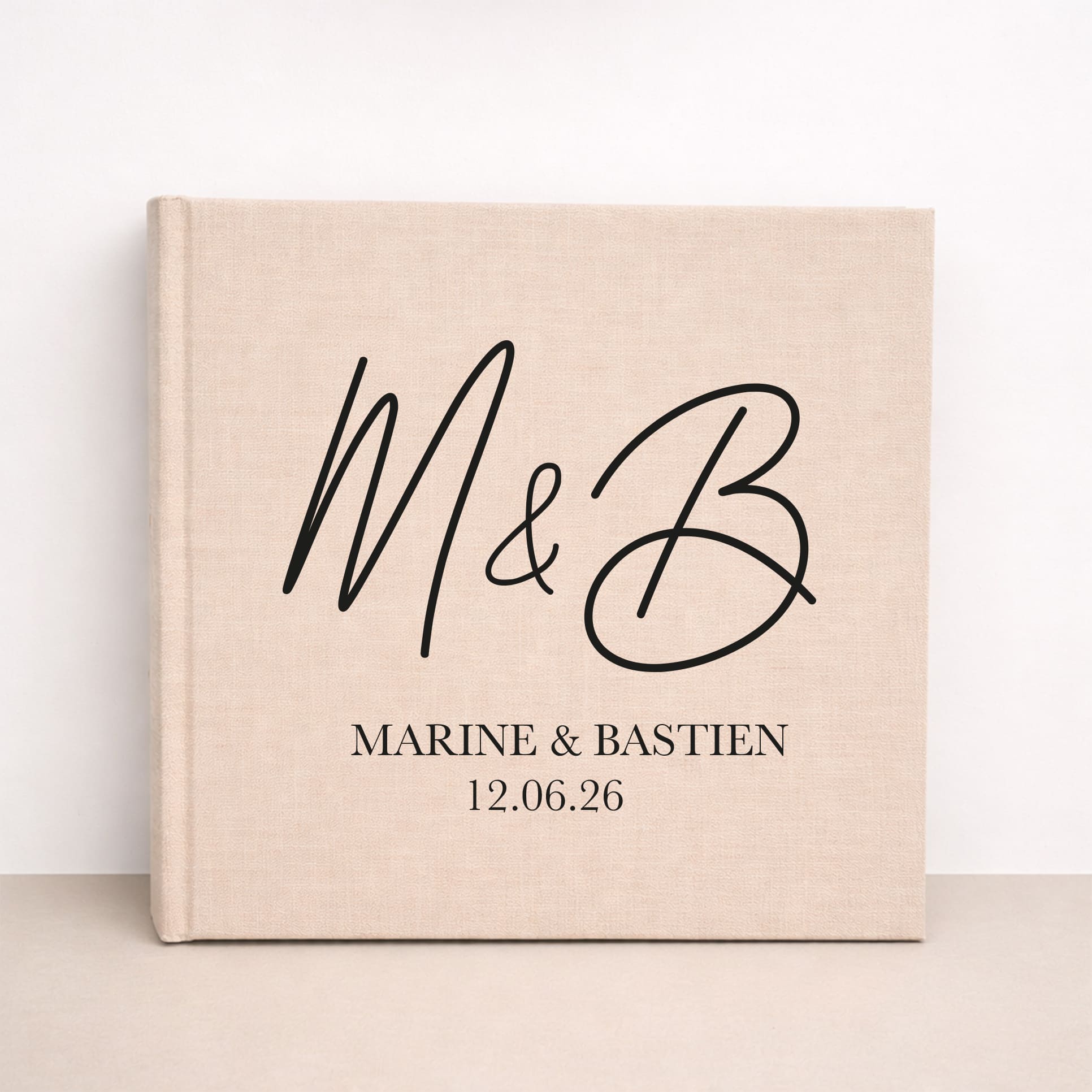 Livre d’or mariage moderne avec monogramme posé sur table de réception