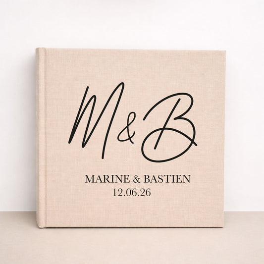 Livre d’or mariage moderne avec monogramme posé sur table de réception