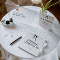 Load image into Gallery viewer, Livre d’or blanc personnalisé disposé sur table de mariage, inspiration élégante
