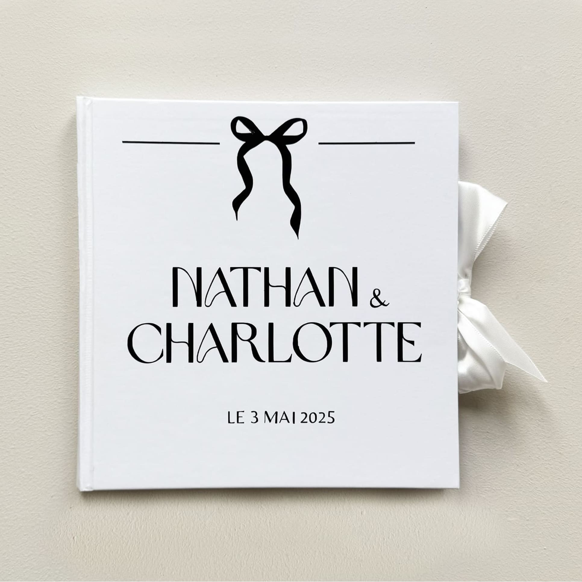 Livre d’or mariage blanc personnalisé avec motif nœud, couverture rigide élégante