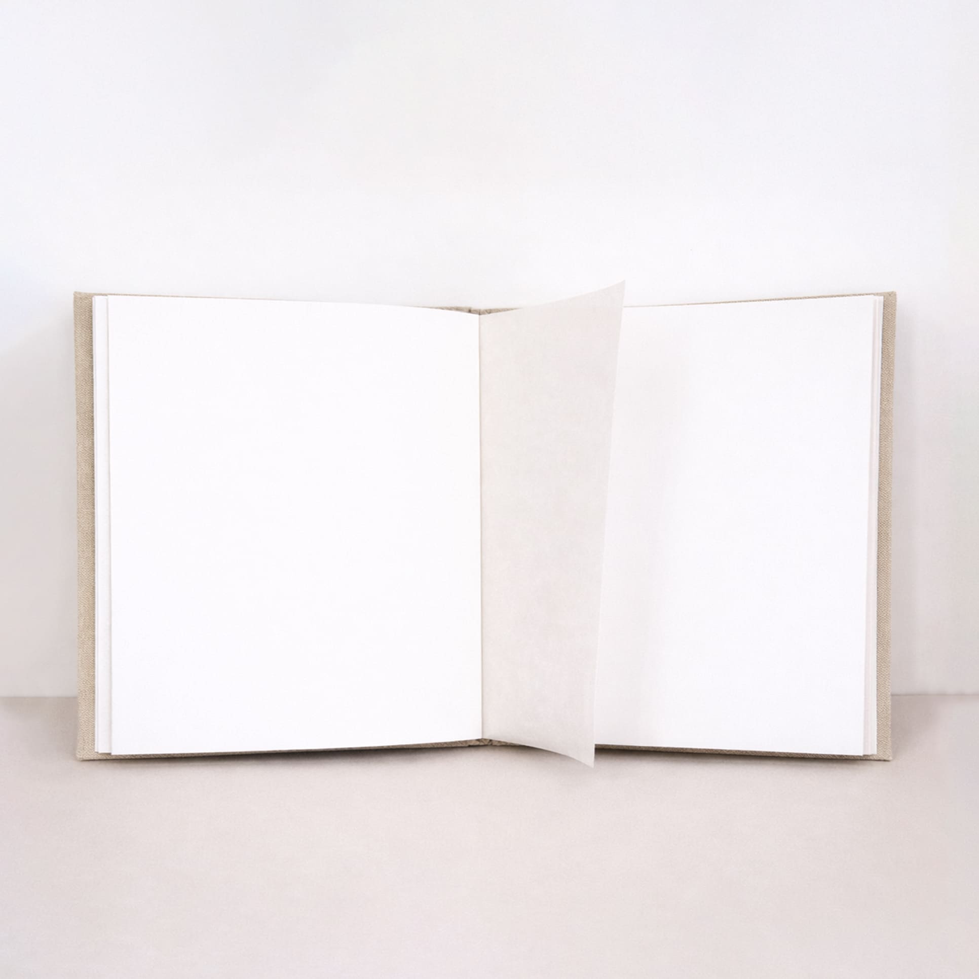 Détail du lin beige naturel sur livre d’or mariage personnalisé