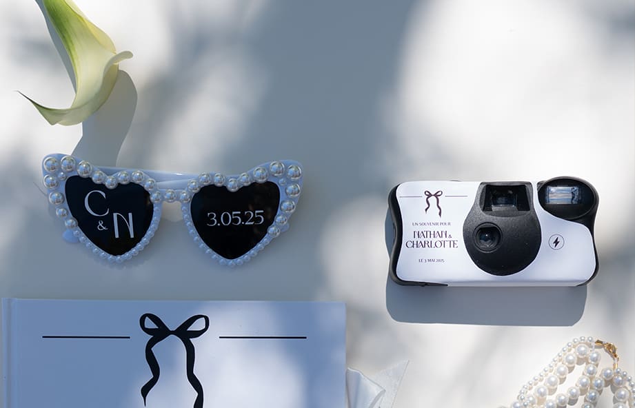 Lunettes ornées de perles personnalisées pour photobooth de mariage élégant.