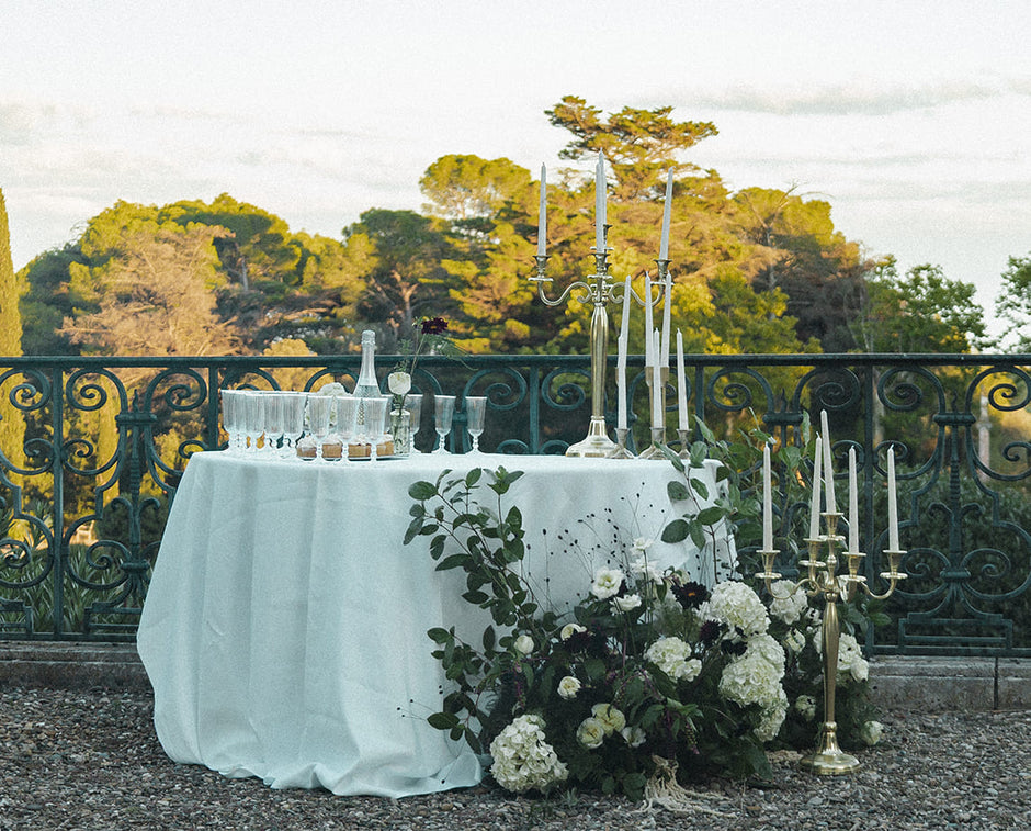 Table de banquet de mariage au château avec les mariés et une décoration raffinée.