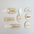 Load image into Gallery viewer, Marque-place mariage personnalisé en bois avec plusieurs formes au choix
