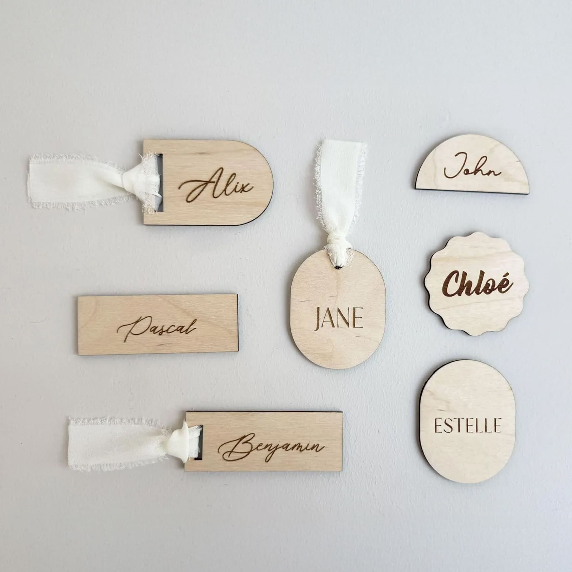 Marque-place mariage personnalisé en bois avec plusieurs formes au choix