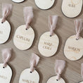 Load image into Gallery viewer, Marque-place mariage bohème avec ruban en gaze de coton
