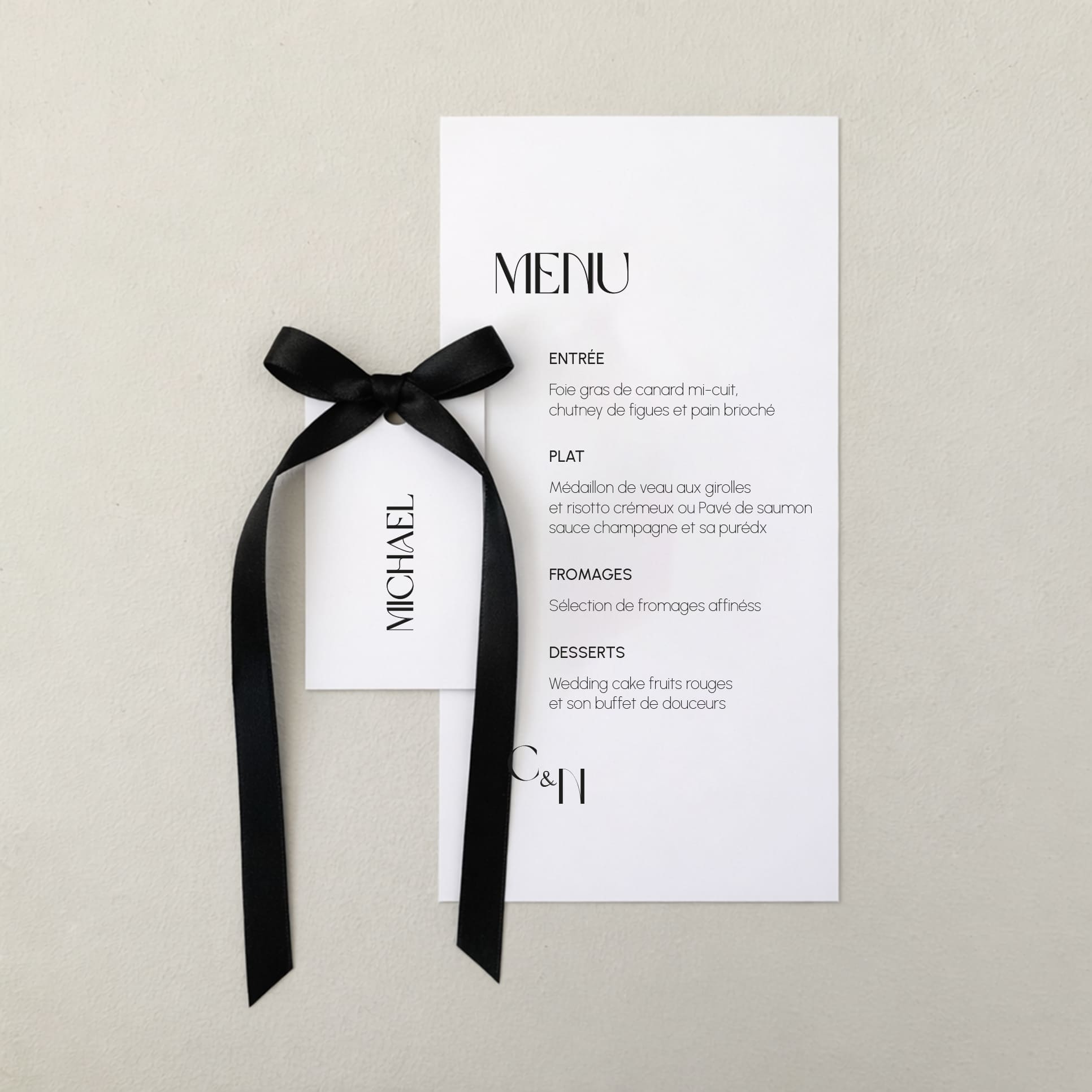 Marque-place mariage en papier blanc avec nœud noir collection Love & Ribbons
