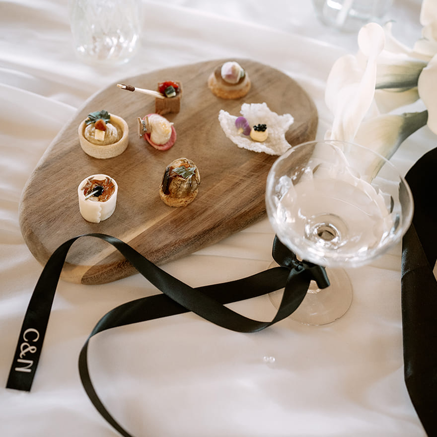  Détail nœud sur verres à mariage avec les mariés – pépite créative