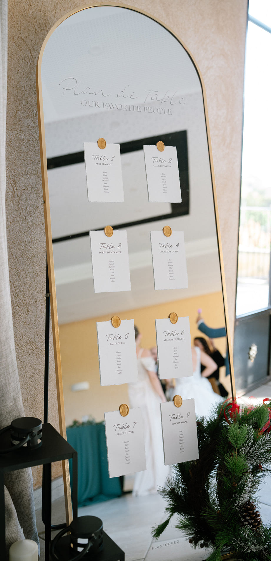 Plan de table miroir avec stickers pour mariage de Noël élégant.