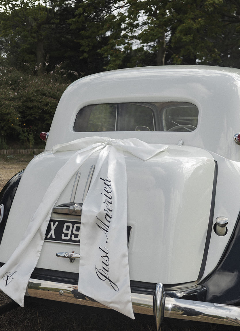 Nœud de voiture de mariage en tissu personnalisé avec calligraphie élégante.
