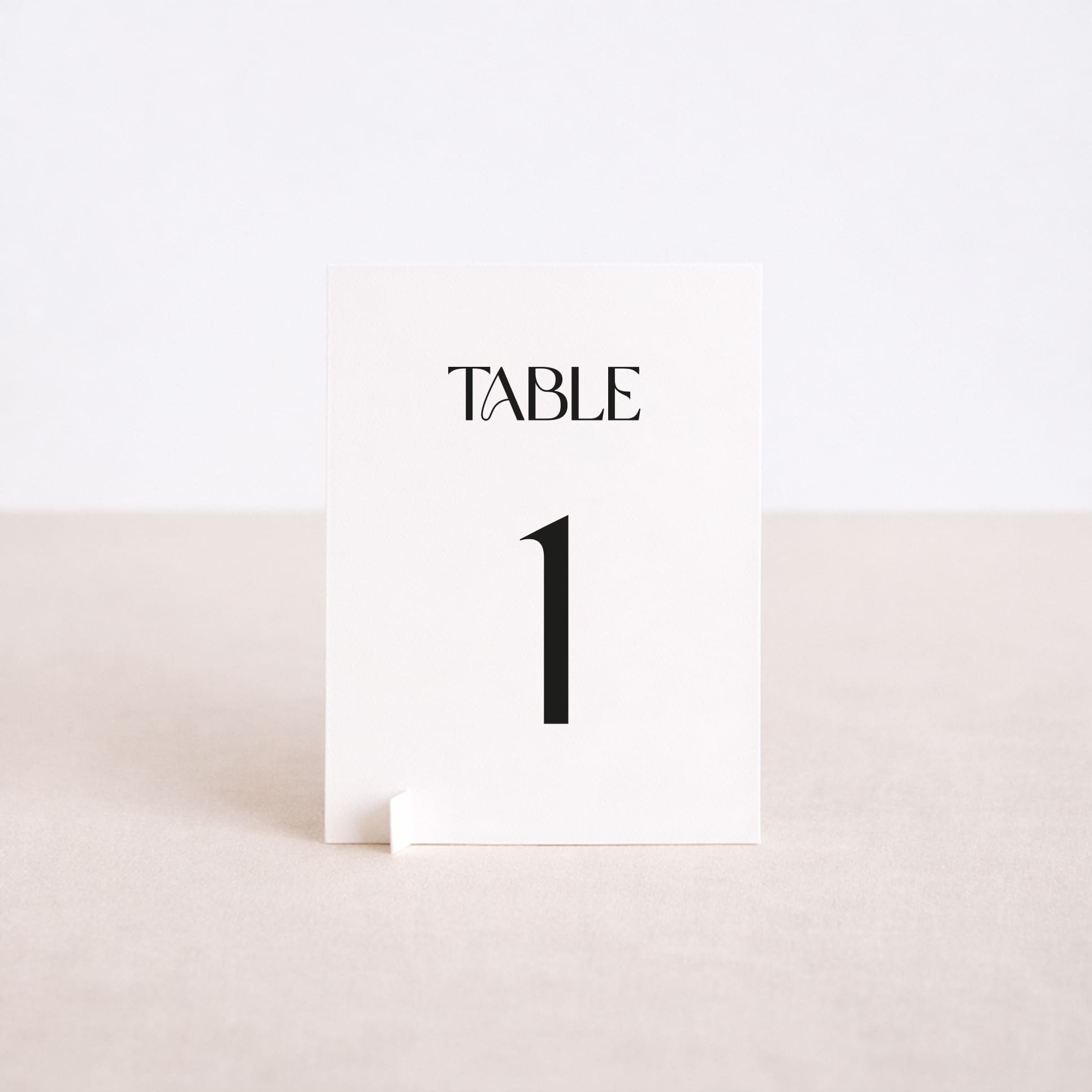 Numéro de table mariage Love Ribbons posé sur table de réception