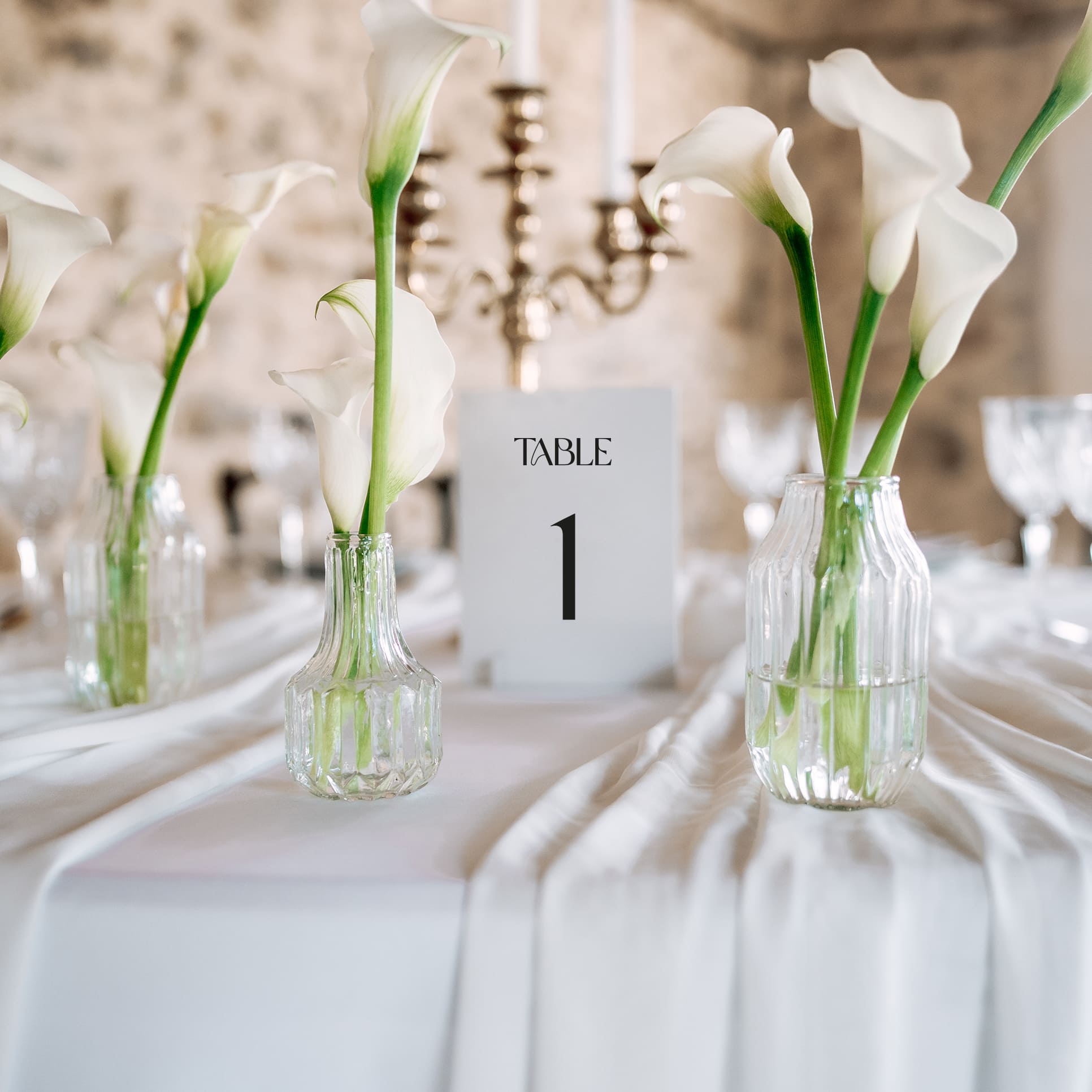 Numéro de table mariage minimal chic pour décoration de table élégante