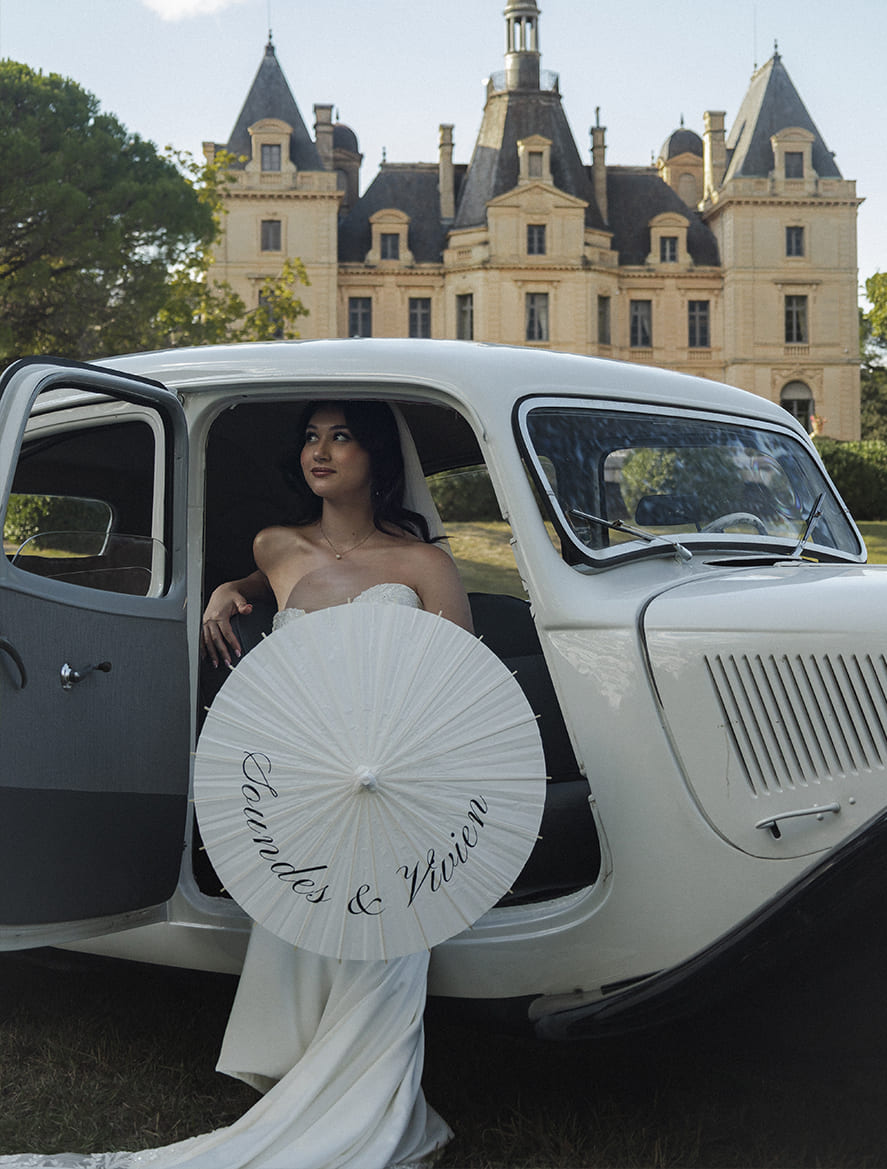 Ombrelle en papier personnalisée pour mariage haut de gamme, accessoire élégant pour cérémonie.