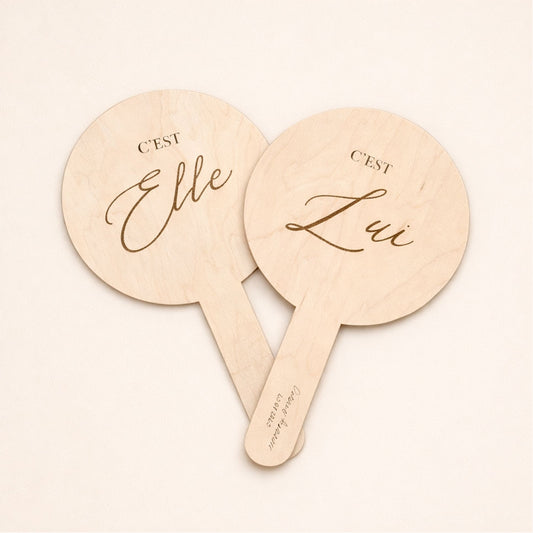 Pancartes mariage Elle et Lui en bois gravé pour jeu des mariés