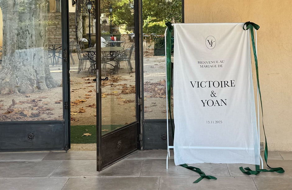 Panneau de bienvenue en tissu pour mariage de Noël chic.