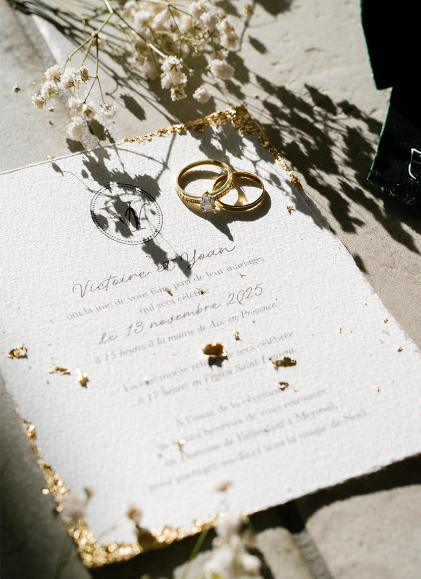 Détails de papeterie de mariage d’hiver chic.