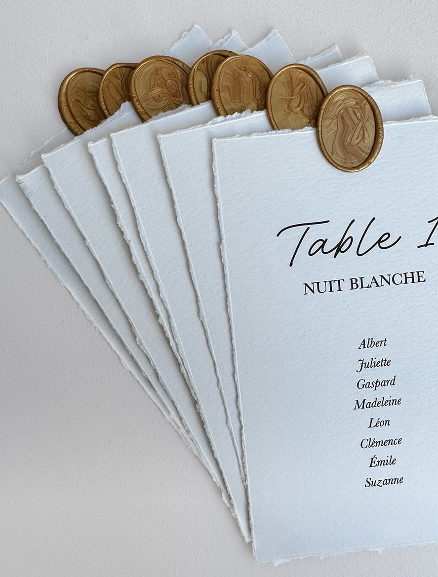 Plan de table mariage papeterie avec sceau de cire doré – chic et artisanal