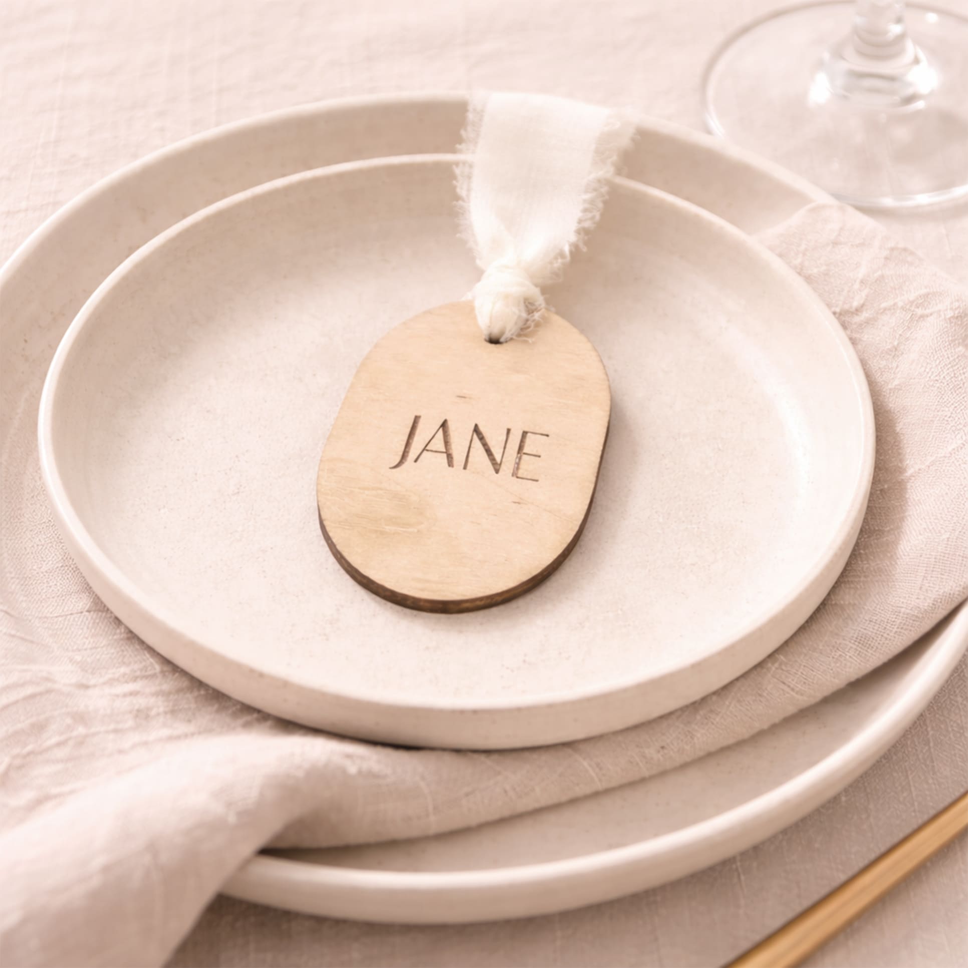 Détail gravure prénom sur porte-nom mariage en bois naturel