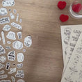 Load and play video in Gallery viewer, Application de tatouages éphémères personnalisés pour mariage, facile et rapide, animation chic pour les invités
