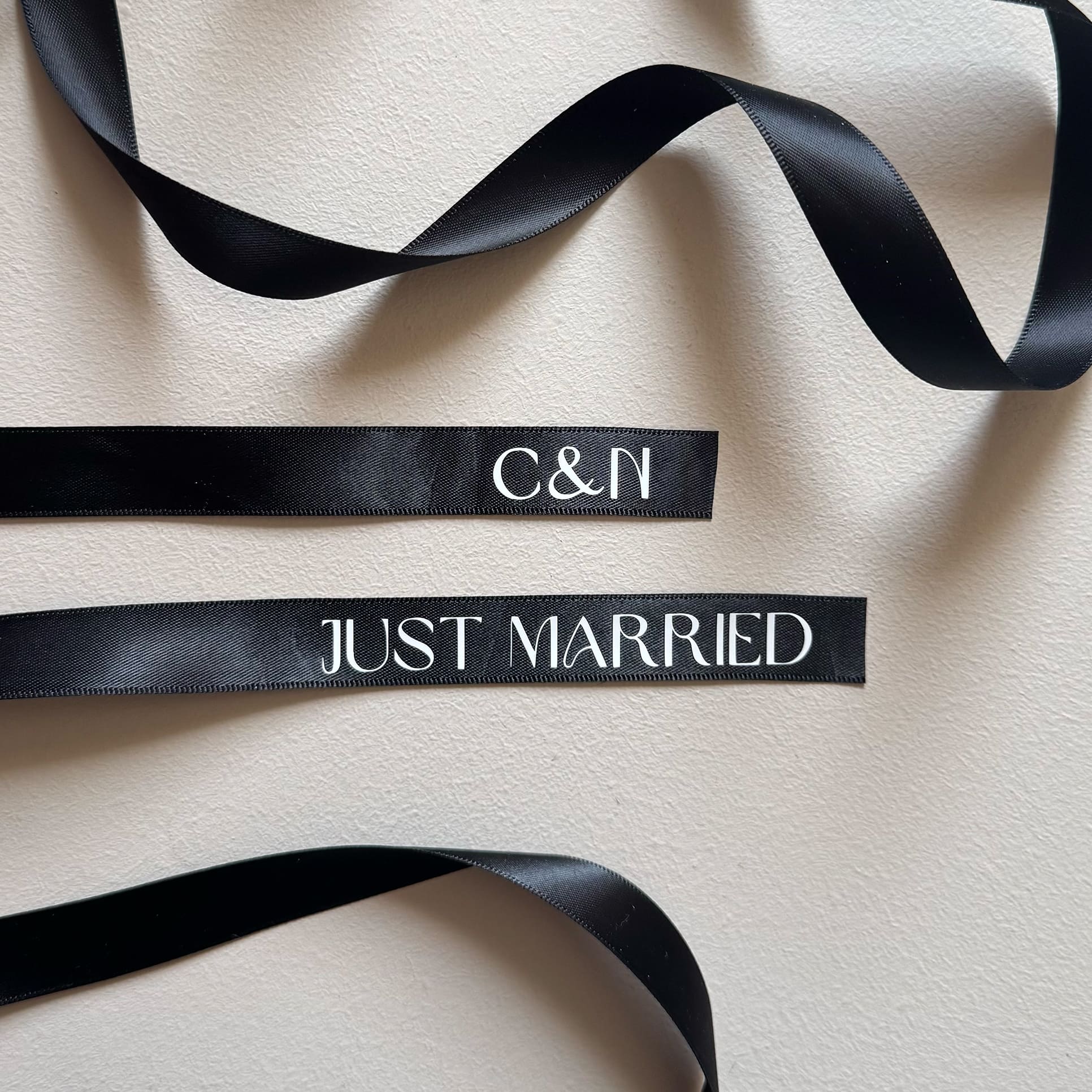 Ruban mariage personnalisé en satin noué autour des verres des mariés