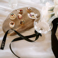 Load image into Gallery viewer, Ruban satin personnalisé utilisé en décoration de table de mariage élégante
