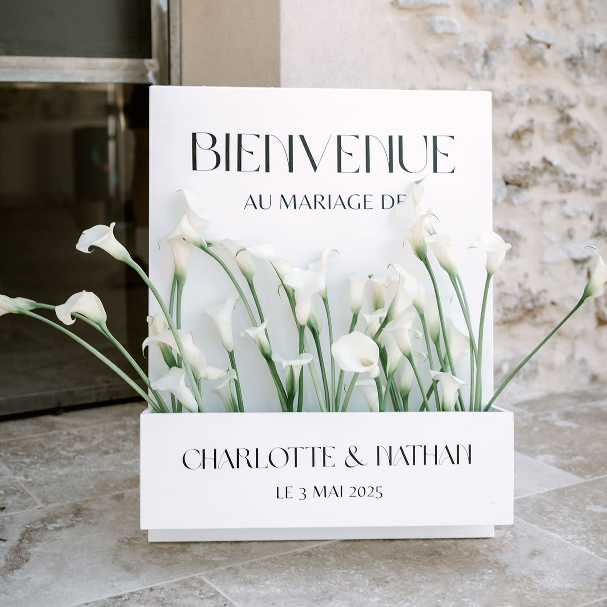 Sticker panneau de bienvenue mariage personnalisé sur bac à fleurs en bois
