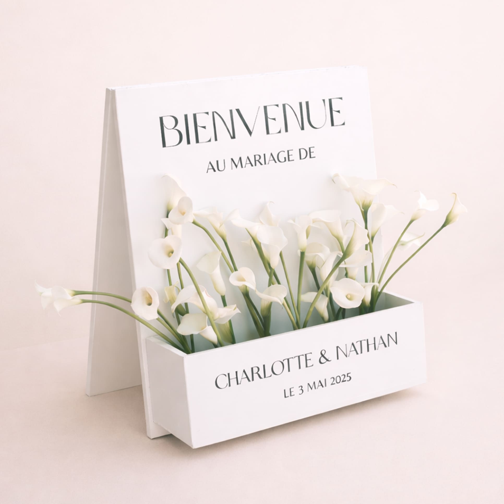 Sticker bienvenue mariage avec prénoms et date appliqué sur panneau en bois