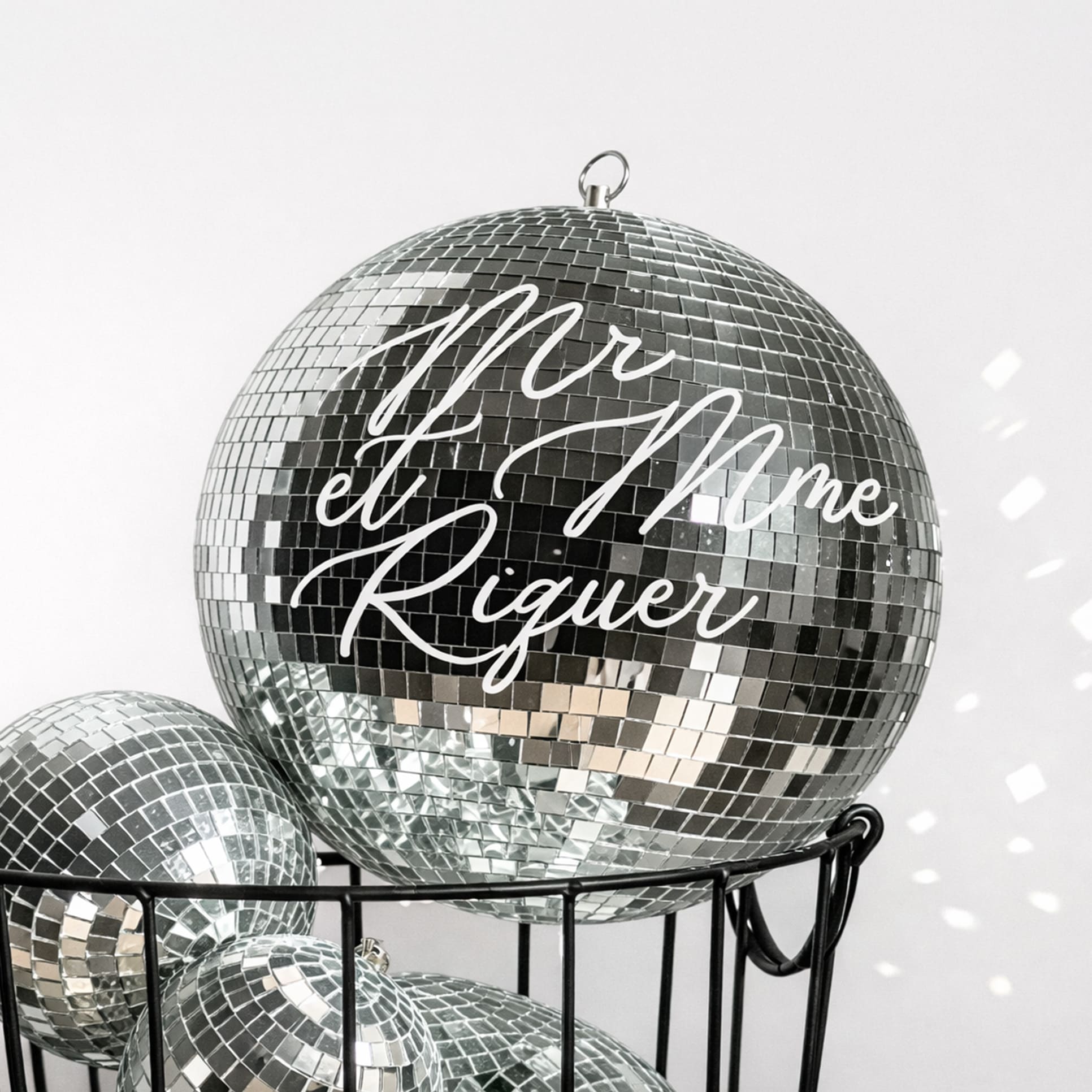 Sticker personnalisé sur boule à facette pour décoration de mariage moderne