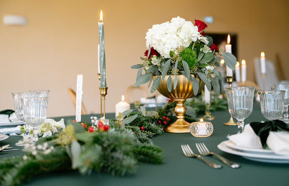 Table de mariage de Noël avec décoration hivernale raffinée.