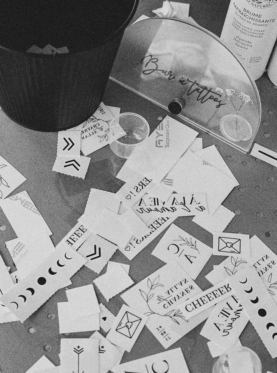 Tatouage éphémère personnalisé avec initiales des mariés pour invités.