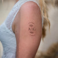 Load image into Gallery viewer, Mariée portant un tatouage éphémère personnalisé, détail élégant pour animation et décoration de mariage
