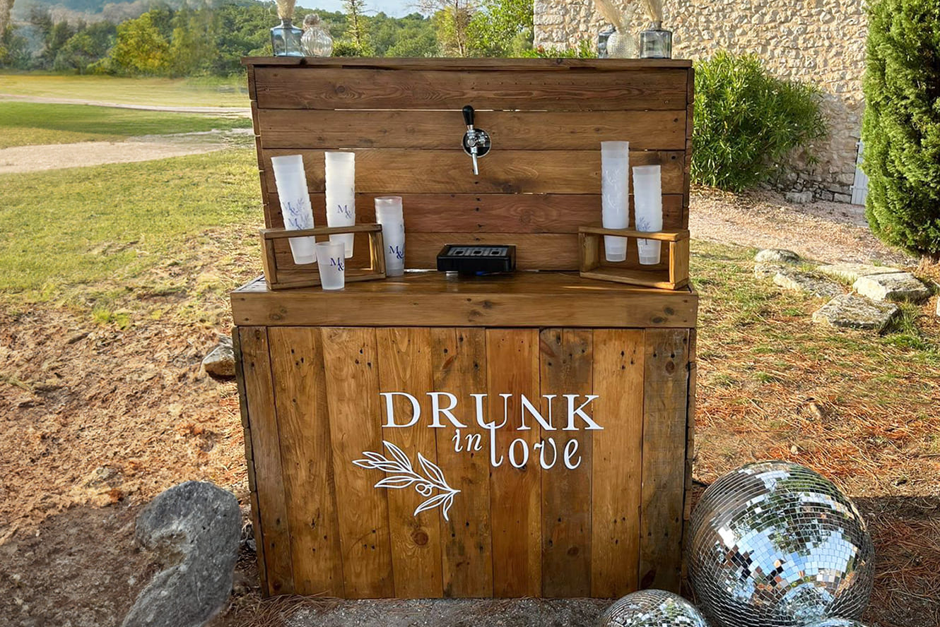 Louez notre bar en bois pour ajouter une touche chaleureuse à vos événements tels que mariages et anniversaires. Son design authentique s'adapte à divers styles de décoration. Facile à installer et polyvalent, il met en valeur vos boissons et décorations, garantissant une ambiance chic et conviviale pour vos invités.