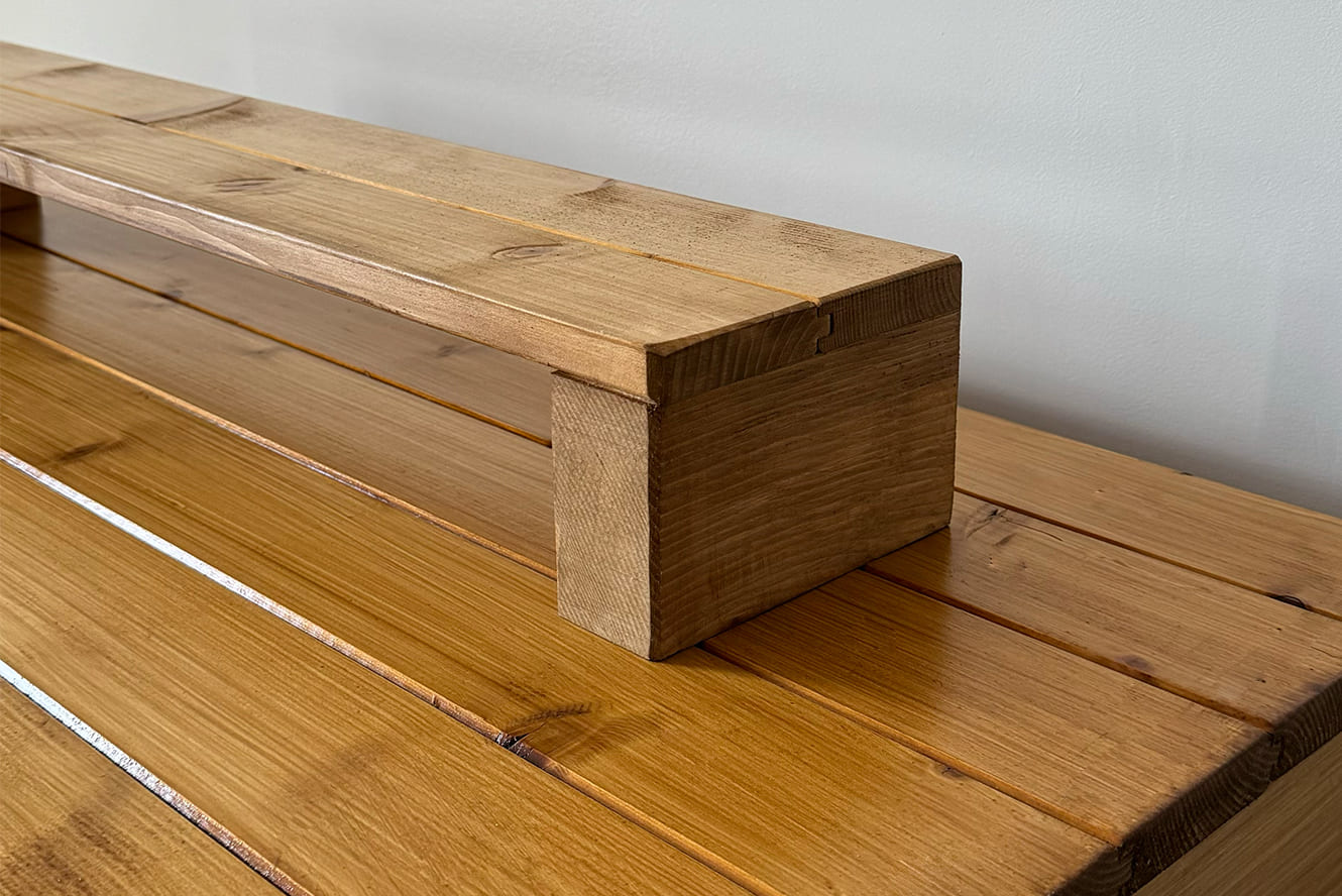 Louez notre bar en bois pour ajouter une touche chaleureuse à vos événements tels que mariages et anniversaires. Son design authentique s'adapte à divers styles de décoration. Facile à installer et polyvalent, il met en valeur vos boissons et décorations, garantissant une ambiance chic et conviviale pour vos invités.