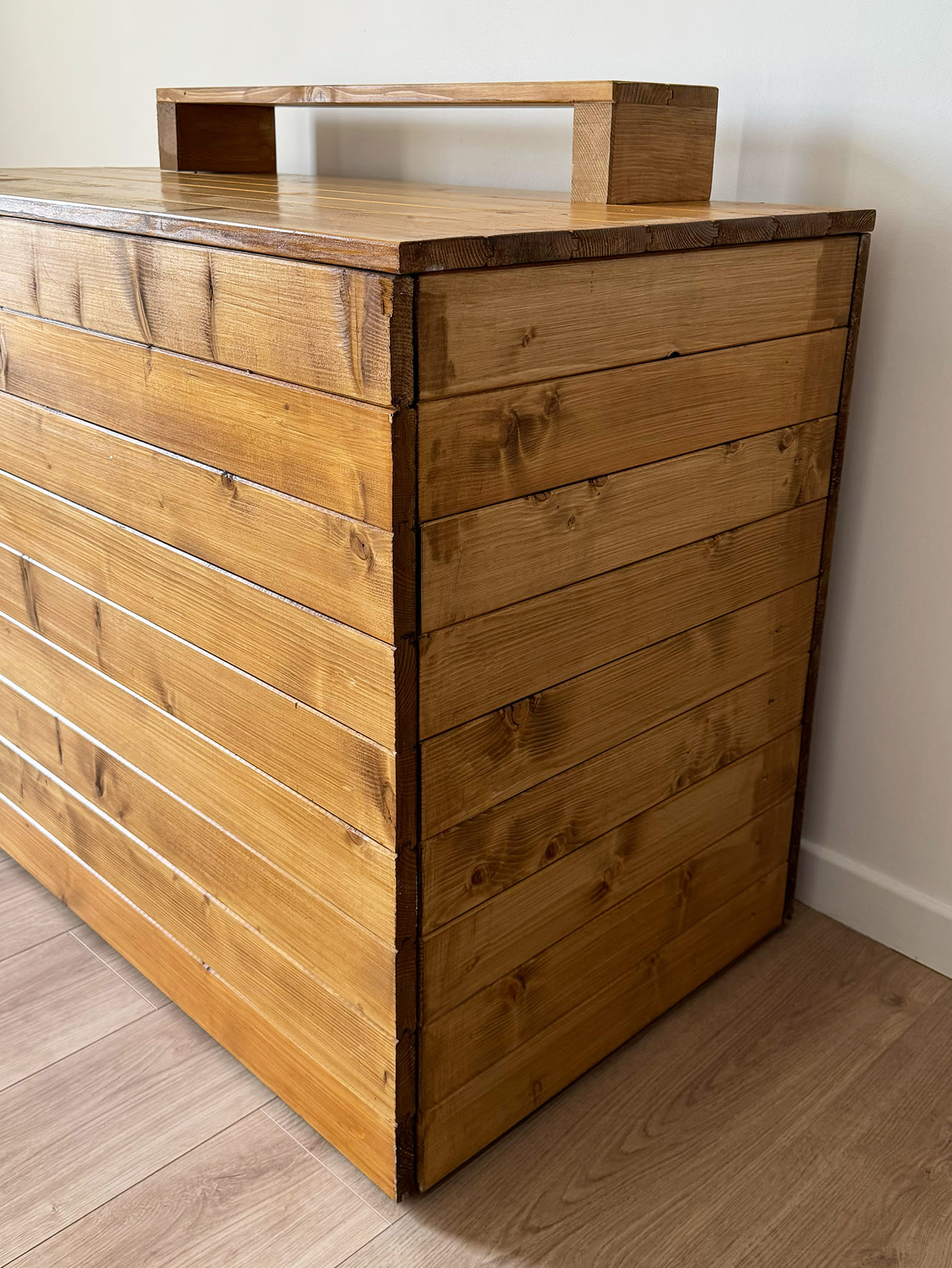 Louez notre bar en bois pour ajouter une touche chaleureuse à vos événements tels que mariages et anniversaires. Son design authentique s'adapte à divers styles de décoration. Facile à installer et polyvalent, il met en valeur vos boissons et décorations, garantissant une ambiance chic et conviviale pour vos invités.