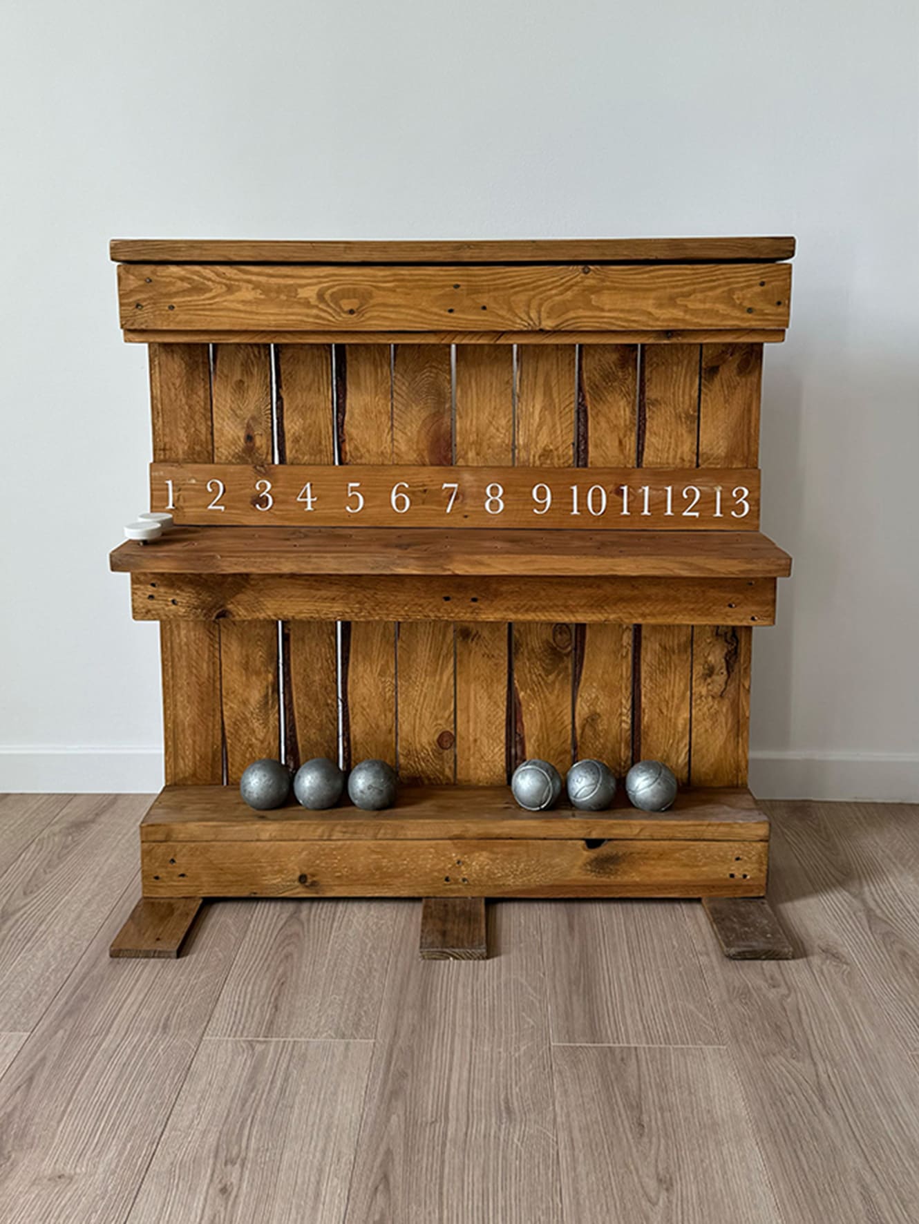 Le bar à pétanque ajoute une ambiance conviviale et ludique à vos événements. Équipé de boules et d'accessoires, il est personnalisable et idéal pour mariages, anniversaires ou réceptions en plein air. Promouvant le partage et la détente, il incarne l'esprit du Sud