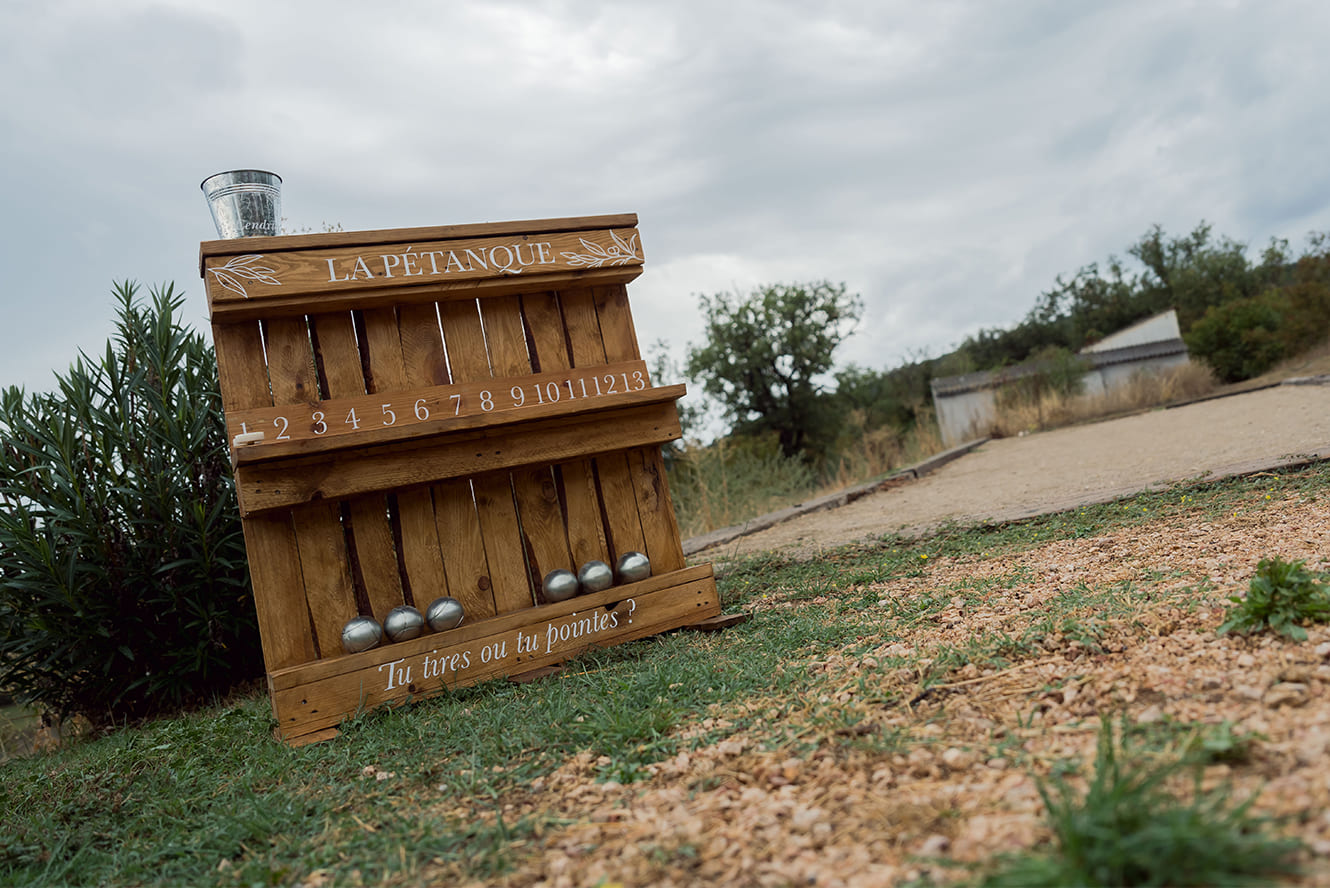 Le bar à pétanque ajoute une ambiance conviviale et ludique à vos événements. Équipé de boules et d'accessoires, il est personnalisable et idéal pour mariages, anniversaires ou réceptions en plein air. Promouvant le partage et la détente, il incarne l'esprit du Sud