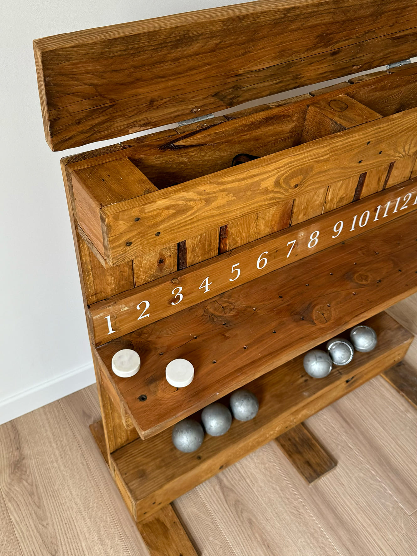 Le bar à pétanque ajoute une ambiance conviviale et ludique à vos événements. Équipé de boules et d'accessoires, il est personnalisable et idéal pour mariages, anniversaires ou réceptions en plein air. Promouvant le partage et la détente, il incarne l'esprit du Sud