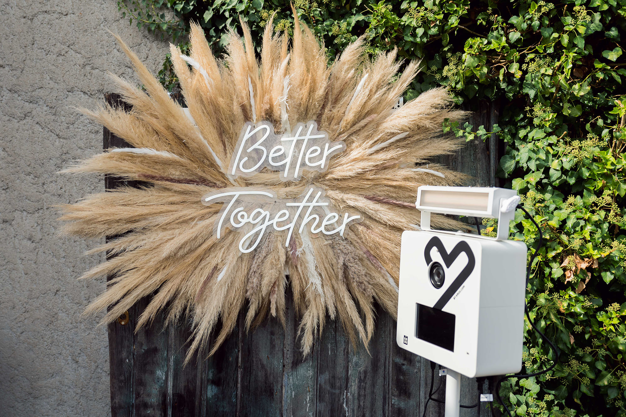 Location de mobilier et décoration personnalisée pour mariages et événements en Provence ✨ Louez du mobilier élégant et des éléments décoratifs uniques, comme nos iconiques boules à facettes, pour sublimer votre événement. Chez Blanc Pépite, nous proposons une sélection raffinée de meubles et accessoires, personnalisables selon votre thème. Basés près de Marseille, Toulon et Aix-en-Provence, nous vous accompagnons pour créer une ambiance sur mesure, mêlant authenticité et modernité. Optez pour une décoration à votre image avec nos services de personnalisation. 